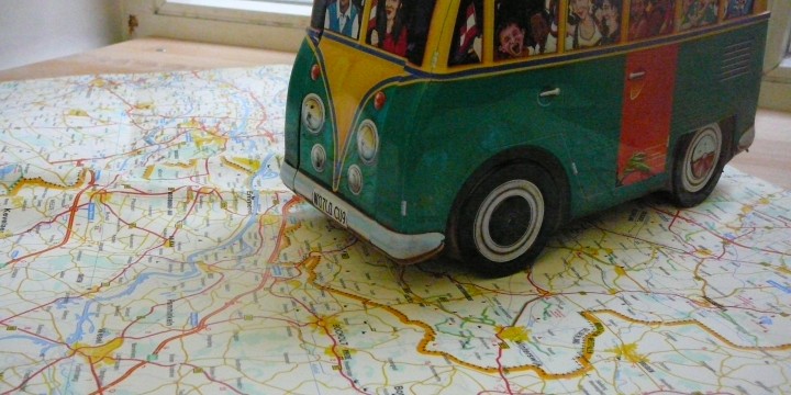Spielzeugbus, der über eine Landkarte fährt