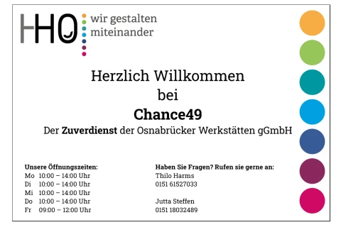 Logo "HHO &ndash; wir gestalten miteinander" oben links, daneben farbige Punkte in einer vertikalen Linie. Text "Herzlich Willkommen bei Chance49" und darunter "Der Zuverdienst der Osnabr&uuml;cker Werkst&auml;tten gGmbH" zentriert. Links unten &Ouml;ffnungszeiten: "Mo-Do: 10:00&ndash;14:00 Uhr, Fr: 09:00&ndash;12:00 Uhr". Rechts unten Ansprechpartner: "Thilo Harms: 0151 61527033" und "Jutta Steffen: 0151 18032489". Rechts vertikale Reihe farbiger Kreise in Gelb, Gr&uuml;n, Blau, Lila und Rot.