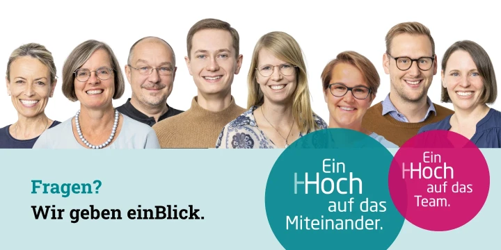 Gruppe von acht Personen nebeneinander in einer Reihe, alle l&auml;cheln, im Vordergrund ein t&uuml;rkisfarbener Textbereich mit der Aufschrift &bdquo;Fragen? Wir geben einBlick.&ldquo; sowie zwei &uuml;berlappende Kreise, ein t&uuml;rkisfarbener mit &bdquo;Ein Hhoch auf das Miteinander.&ldquo; und ein pinkfarbener mit &bdquo;Ein Hhoch auf das Team.&ldquo;.