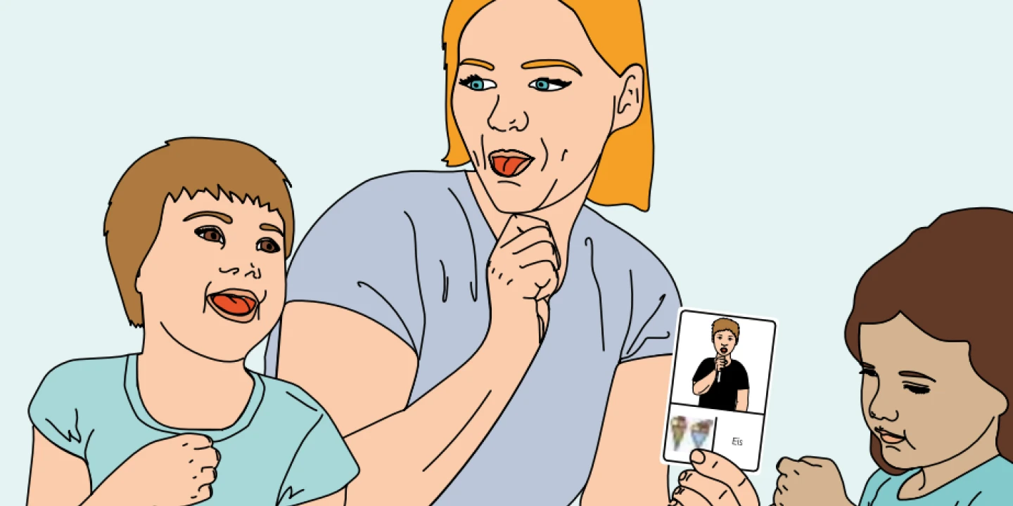 Eine erwachsene Person h&auml;lt eine Karte, die eine zeichnerische Darstellung einer Person zeigt, die spricht, sowie das Wort &bdquo;Es&ldquo;. Zwei Kinder sitzen an einem Tisch, jeweils eines links und eines rechts von der erwachsenen Person. Alle tragen einfache, hellfarbige Kleidung, Hintergrund ist hellblau.