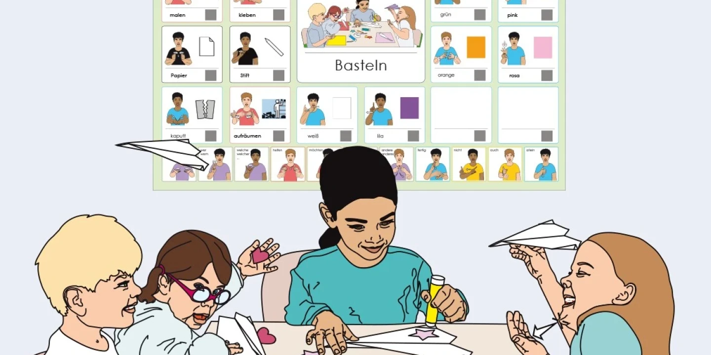 Vier Kinder sitzen an einem Tisch und basteln mit Papier, Stiften und Klebstoff. Zwei Kinder werfen Papierflieger, w&auml;hrend die anderen zeichnen und schneiden. Im Hintergrund h&auml;ngt ein Poster mit Anleitungen zum Basteln, illustriert mit Bildern und Farbfeldern.