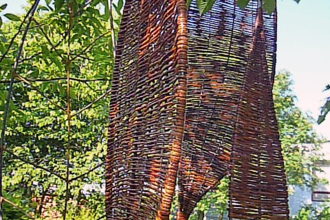 Dekorative Holzblätter hängen im Baum