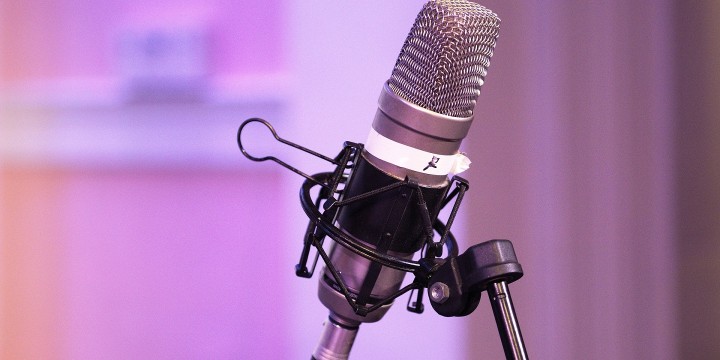 Ein Mikrofon in der Halterung vor einem lilanen Hintergrund.