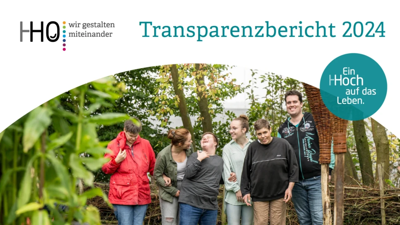 Sechs Personen unterschiedlichen Alters stehen in einem Gartenbereich, umgeben von gr&uuml;nem Laub und Pflanzen. Sie l&auml;cheln und scheinen sich zu unterhalten. Im oberen Bereich des Bildes der Text: "HHO wir gestalten miteinander" mit Logo, "Transparenzbericht 2024". Rechts ein Kreis mit dem Text: "Ein Hoch auf das Leben".