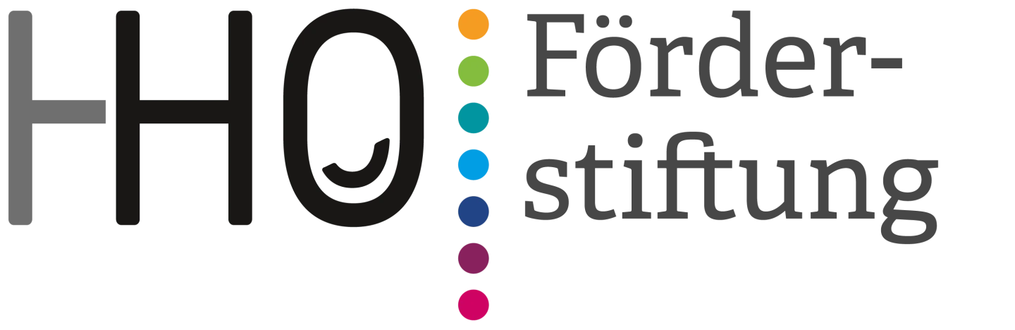 Schwarzes Logo mit den Buchstaben "HO", gefolgt von farbigen Rechtecken in Orange, Gr&uuml;n, Hellblau, Dunkelblau, Pink und Lila. Rechts daneben der schwarze Text "F&ouml;rderstiftung".