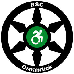 Schwarzes kreisf&ouml;rmiges Logo mit einem stilisierten Rollstuhlfahrer-Piktogramm in Wei&szlig; auf gr&uuml;nem Kreis in der Mitte. Sechsspeichige schwarze Radstruktur umgibt den gr&uuml;nen Kreis. Oben Text "RSC", unten "Osnabr&uuml;ck", beide in Wei&szlig;.