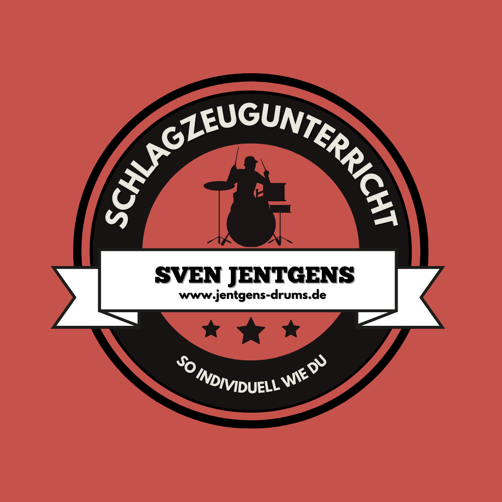 Rundes Logo mit zwei schwarzen Kreisen auf rotem Hintergrund. Innerhalb des &auml;u&szlig;eren Kreises steht oben "Schlagzeugunterricht" und unten "So individuell wie du" in wei&szlig;er Schrift. In der Mitte eine schwarze Silhouette eines Schlagzeugers. Ein wei&szlig;es Banner mit schwarzer Schrift &uuml;ber dem Bild tr&auml;gt die Aufschrift "Sven Jentgens" und darunter "www.jentgens-drums.de". Drei Sterne unterhalb des Banners.