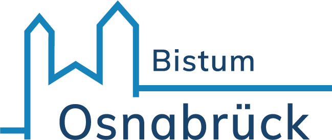 Blaues Logo mit stilisierter Darstellung von zwei Kircht&uuml;rmen, die durch eine Linie verbunden sind. Rechts neben den T&uuml;rmen steht das Wort "Bistum", darunter in gr&ouml;&szlig;erer Schrift "Osnabr&uuml;ck", beides in Dunkelgrau.