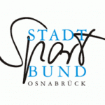 Schwarzer Schriftzug "Stadt" oben links und &uuml;berlappend dar&uuml;ber das geschwungene Wort "Sport" in Schwarz, darunter in blauer Gro&szlig;schrift das Wort "Bund". Darunter kleiner in blauer Gro&szlig;schrift das Wort "Osnabr&uuml;ck". Wei&szlig;er Hintergrund.