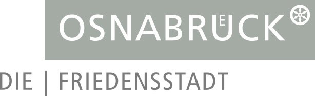 Graues Logo mit wei&szlig;em Text "OSNABR&Uuml;CK" in Versalien, rechts oben kleiner stilisierter Windrosen-Symbol. Darunter in Gro&szlig;buchstaben der Schriftzug "DIE | FRIEDENSSTADT". Hintergrund rechteckig und hellgrau, der untere Bereich ist wei&szlig;.