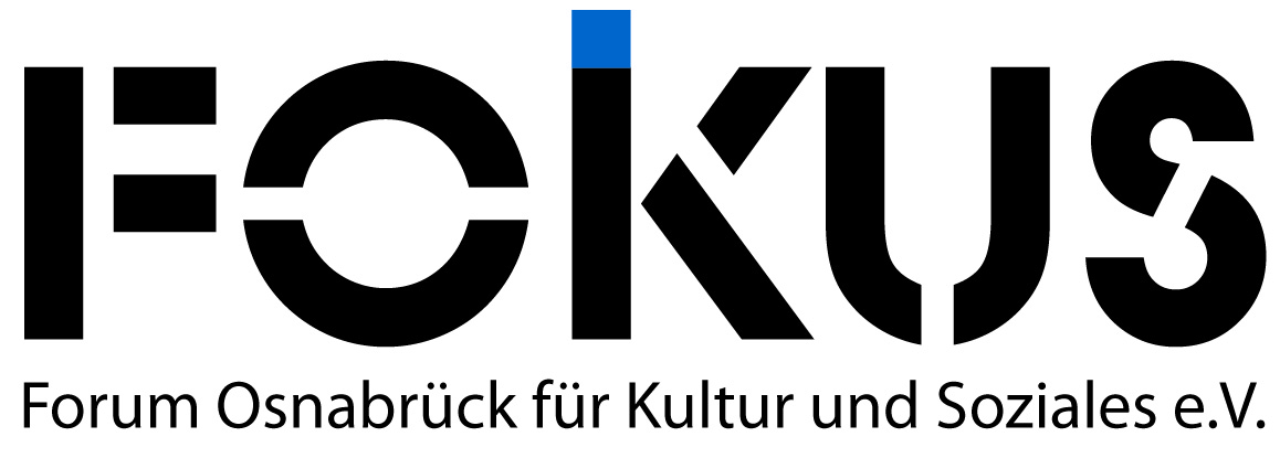 Schwarzer Schriftzug "FOKUS" in Gro&szlig;buchstaben mit stilisiertem Design: der Buchstabe "O" ist ein Kreis mit einer horizontalen wei&szlig;en Linie in der Mitte; der Buchstabe "K" hat ein blaues Quadrat am oberen Strich. Unterhalb des Schriftzugs der schwarze Text: "Forum Osnabr&uuml;ck f&uuml;r Kultur und Soziales e.V.".