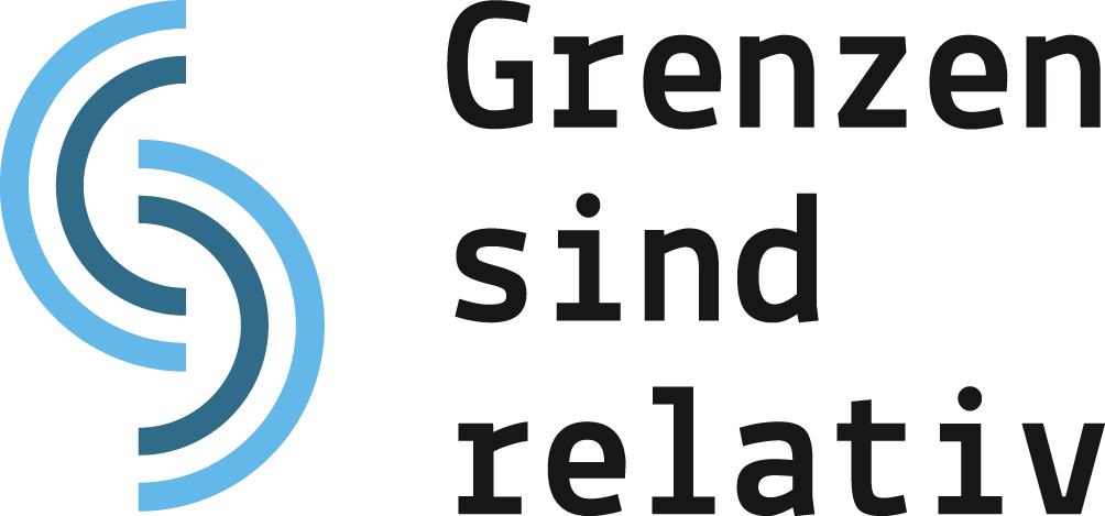 Logo mit Schriftzug. Links zwei ineinandergreifende, blau-hellblaue Halbkreise, die ein stilisiertes "C" bilden. Rechts daneben schwarze Schrift: "Grenzen sind relativ" in einer modernen Schriftart.