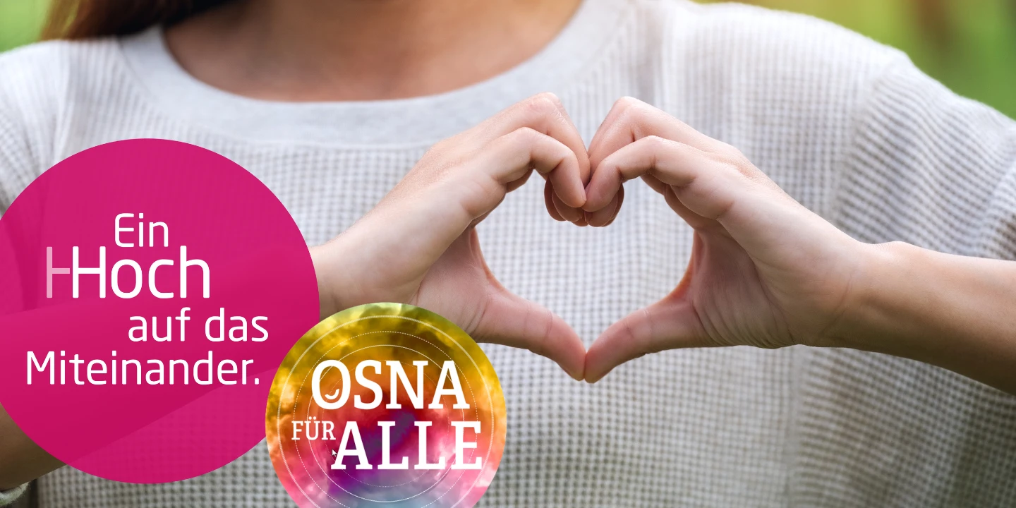Frau formt mit den H&auml;nden ein Herz. Dazu ein magentafarbender Kreis mit dem Text "Ein Hoch auf das Miteinander" sowie ein bunter Kreis mit dem Text "Osna f&uuml;r alle".