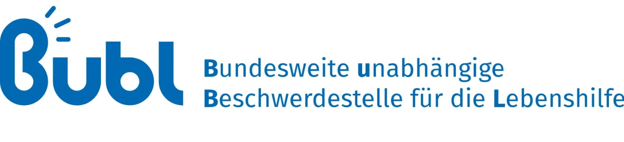 Logo mit blauem Text: Links der Schriftzug "B&uuml;bl" in Gro&szlig;buchstaben, wobei das "&uuml;" durch stilisierte, blaue Anf&uuml;hrungszeichen links oben erg&auml;nzt wird. Rechts daneben in schmaler Schrift die Worte "Bundesweite unabh&auml;ngige Beschwerdestelle f&uuml;r die Lebenshilfe".