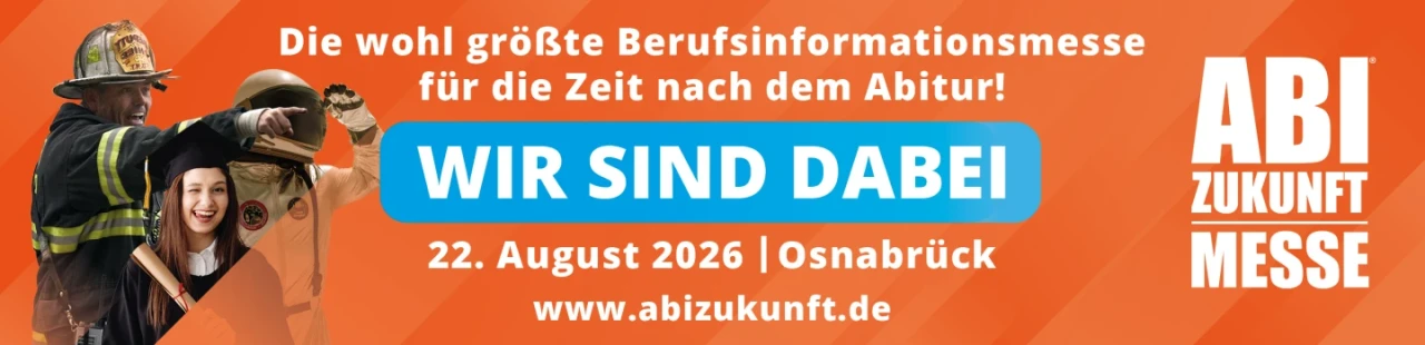 Werbebanner f&uuml;r die "ABI Zukunft Messe" in Osnabr&uuml;ck. Links ein Feuerwehrmann in Uniform, der einem jungen M&auml;dchen einen Helm aufsetzt. &Uuml;berschrift: "Die wohl gr&ouml;&szlig;te Berufsinformationsmesse f&uuml;r die Zeit nach dem Abitur!". Mittig in wei&szlig;-blauem Kasten: "WIR SIND DABEI". Darunter: "22. August 2026 | Osnabr&uuml;ck | www.abizukunft.de". Rechts steht der Titel "ABI Zukunft Messe" in wei&szlig; auf orangefarbenem Hintergrund.