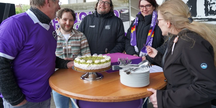 Teilnehmer des VFL-Jubil&auml;ums mit den Geschenken Torte und Fass-Stehtisch.