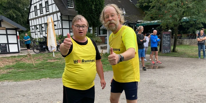 Ein Teihlnehmer des 6-Stunden-Laufes mit seinem Tandempartner.