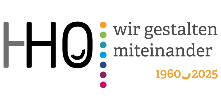 Logo mit folgendem Text: "HHO" in gro&szlig;en Buchstaben, wobei das "H" grau und das "O" ein stilisiertes Ohr mit L&auml;cheln enth&auml;lt. Daneben der Text "wir gestalten miteinander" in grauer Schrift, darunter "1960" und "2025" in orange, links und rechts verbunden durch ein geschwungenes Element. Eine vertikale Reihe aus sechs Punkten in den Farben Orange, Gr&uuml;n, T&uuml;rkis, Blau, Violett und Pink befindet sich zwischen "HHO" und dem Text.
