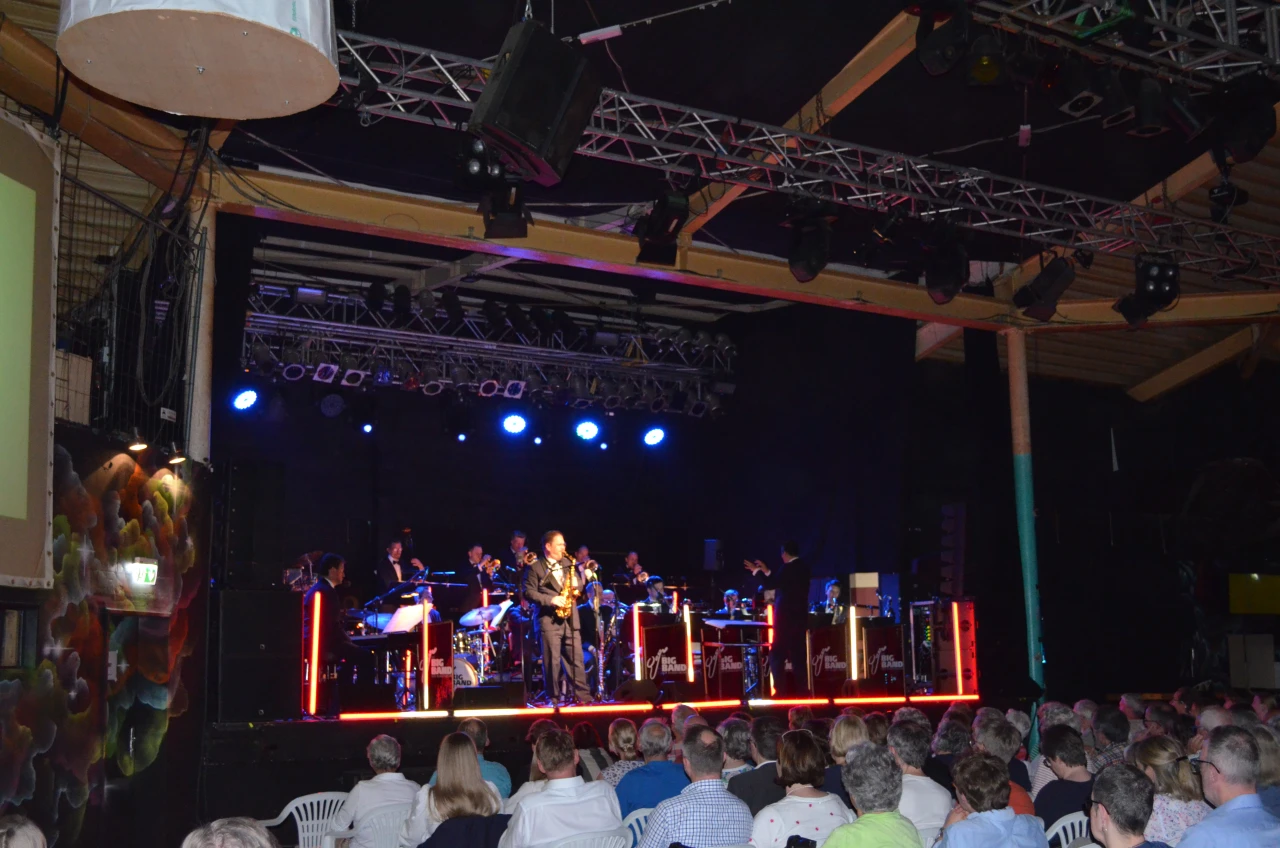 Ein Foto auf dem eine BigBand zu sehen ist.