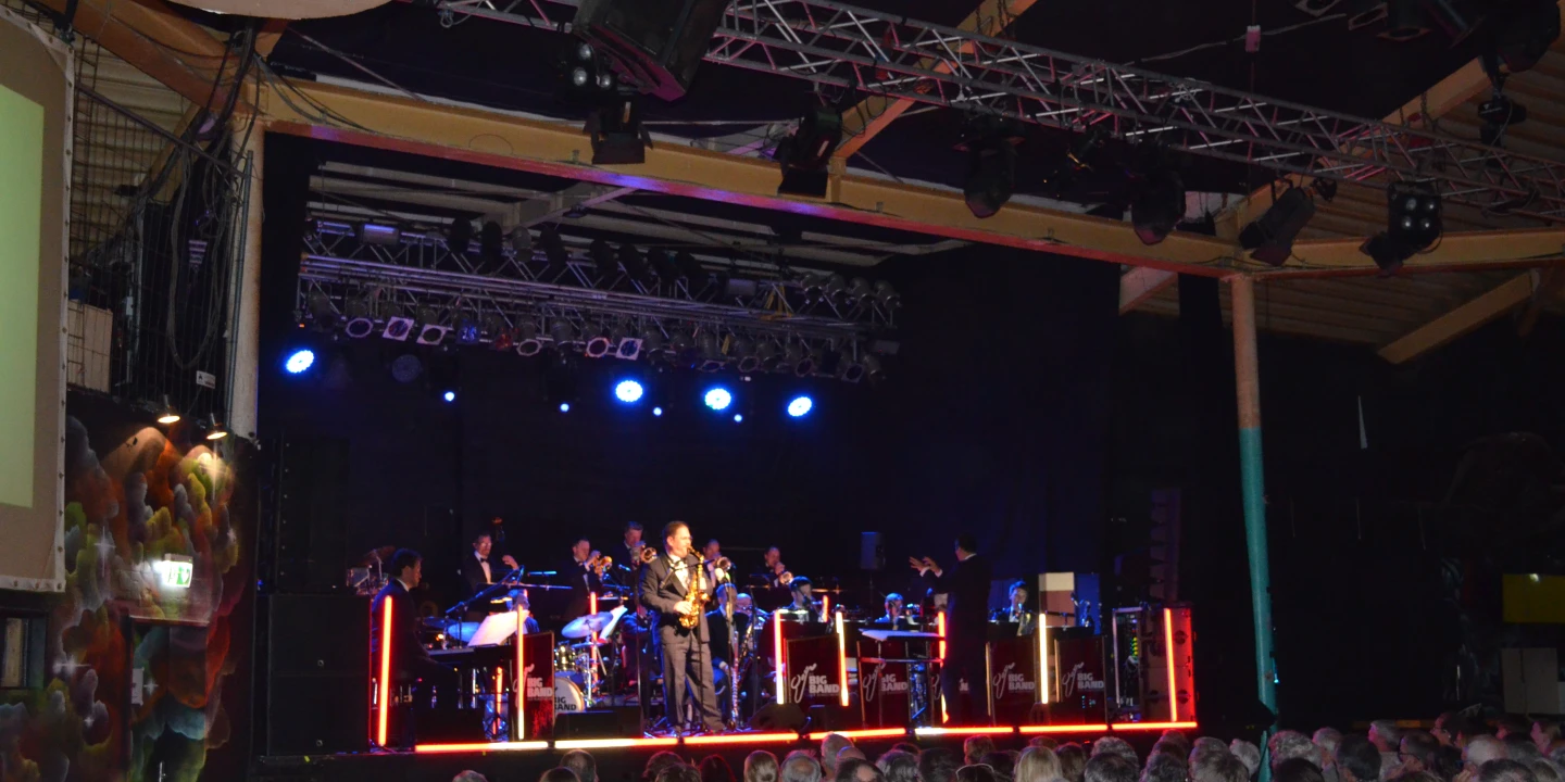 Ein Foto auf dem eine BigBand zu sehen ist.