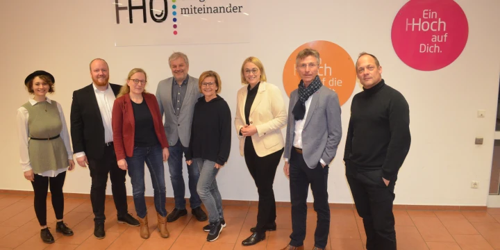 Ein Bild mit Katharina P&ouml;tter, Oberb&uuml;rgermeisterin von Osnabr&uuml;ck, Heiner B&ouml;ckmann und Mitarbeitern der HHO.