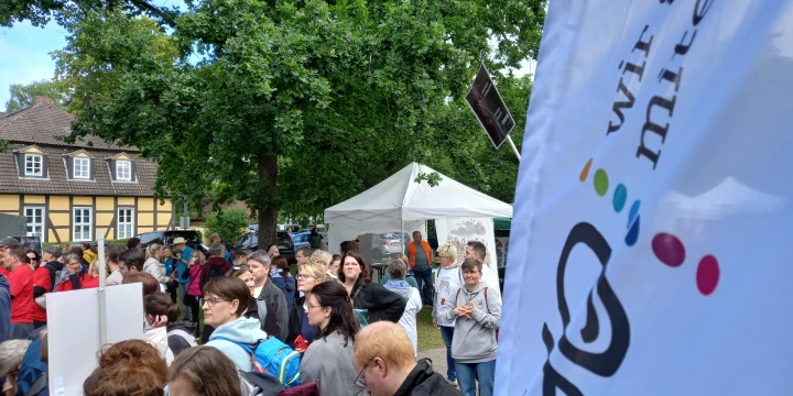 Mehre Menschen beim Aktionstag in Hannover. Eine HHO Fahne ist zu sehen.
