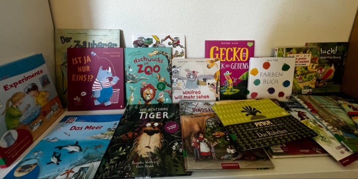 Bohnenkamp-Stiftung fördert Lesekultur: 82 Bücher für das Montessori-Kinderhaus und Familienzentrum Neuenkirchen übergeben
