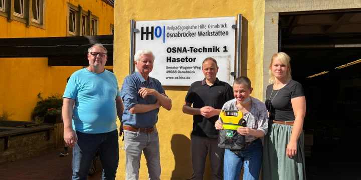 5 Personen vor dem OSNA-Technik I Hasetor Schild.