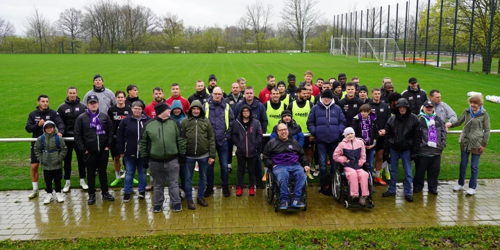 Besucher des VFL-Trainings und Spieler.