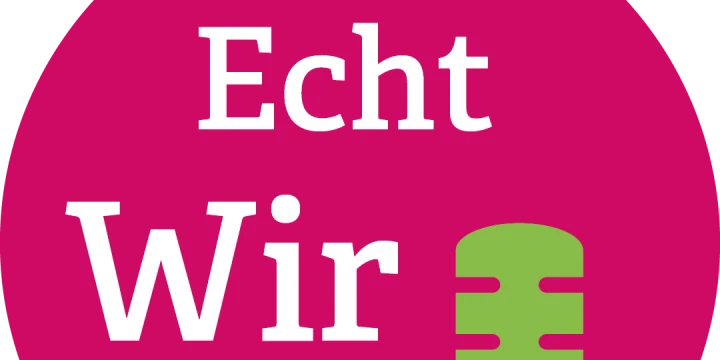 Magenta-farbener Kreis mit wei&szlig;em Text "Echt Wir" in serifenloser Schrift, daneben rechts ein gr&uuml;nes stilisiertes Mikrofon.