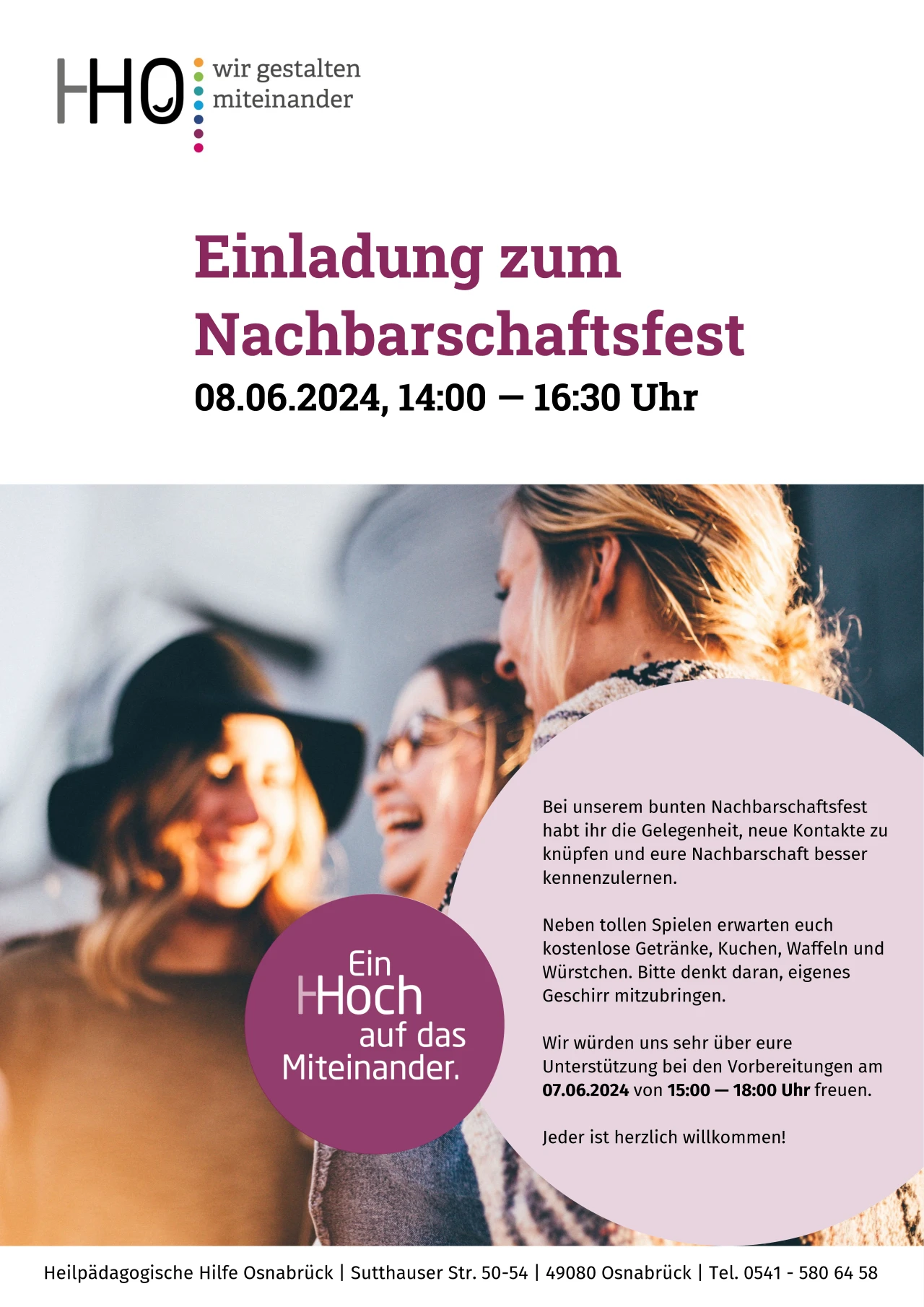 Einladungsflyer mit dem Logo der Heilp&auml;dagogischen Hilfe Osnabr&uuml;ck und dem Text "wir gestalten miteinander" oben links. &Uuml;berschrift in lila: "Einladung zum Nachbarschaftsfest", darunter Datum "08.06.2024, 14:00 &ndash; 16:30 Uhr". Rechts ein Abschnitt mit Text: "Bei unserem bunten Nachbarschaftsfest habt ihr die Gelegenheit, neue Kontakte zu kn&uuml;pfen und eure Nachbarschaft besser kennenzulernen. Neben tollen Spielen erwarten euch kostenlose Getr&auml;nke, Kuchen, Waffeln und W&uuml;rstchen. Bitte denkt daran, eigenes Geschirr mitzubringen. Wir w&uuml;rden uns sehr &uuml;ber eure Unterst&uuml;tzung bei den Vorbereitungen am 07.06.2024 von 15:00 &ndash; 18:00 Uhr freuen. Jeder ist herzlich willkommen!" Unten eine Adresszeile: "Heilp&auml;dagogische Hilfe Osnabr&uuml;ck | Sutthauser Str. 50-54 | 49080 Osnabr&uuml;ck | Tel. 0541 &ndash; 580 64 58". Mittig ein lila Kreis mit Text "Ein Hoch auf das Miteinander." Im Hintergrund verschwommene hellgraue und beige Farbt&ouml;ne, &uuml;ber Personen fotografiert.