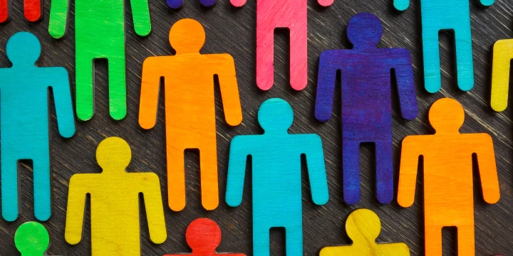Menschliche Figuren, in verschiedenen Farben, die f&uuml;r inklusion stehen sollen.