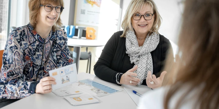 Drei Frauen in einem Beratungsgespr&auml;ch