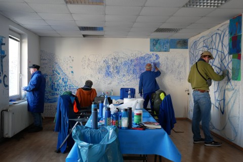 Künstler gestalten bemalen Wände in einem Raum