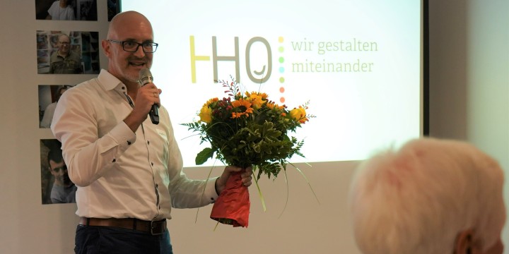 Herr Richter , Geschäftsführer der HHO, überreicht dem Vorstand der Förderstiftung HHO einen Blumenstrauß als Zeichen der Wertschätzung