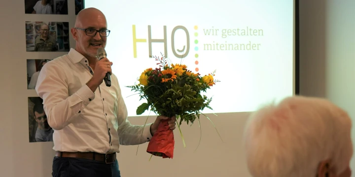 Herr Richter , Gesch&auml;ftsf&uuml;hrer der HHO, &uuml;berreicht dem Vorstand der F&ouml;rderstiftung HHO einen Blumenstrau&szlig; als Zeichen der Wertsch&auml;tzung