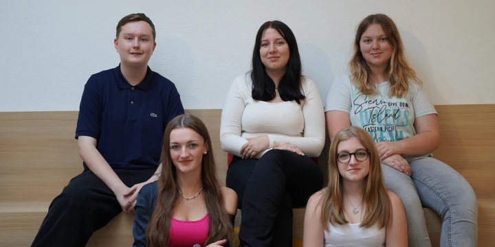 Das Foto zeigt die f&uuml;nf neuen Auszubildenden in der HHO Verwaltung.