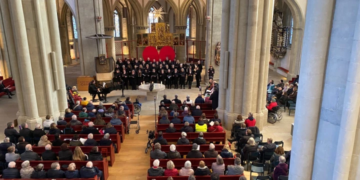 Eine Kirche, in der eine Gedenkfeier f&uuml;r die Euthanasieopfer der Nationalsozialisten gehalten wird.