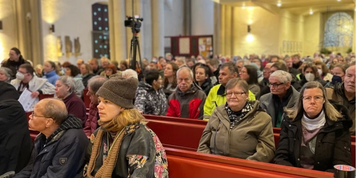 Anwesende beim Gedenkgottesdienst.