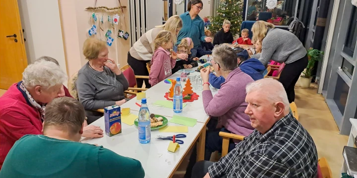 Kinder und Bewohnende, des Hauses Camminer Stra&szlig;e, an einem Tisch.