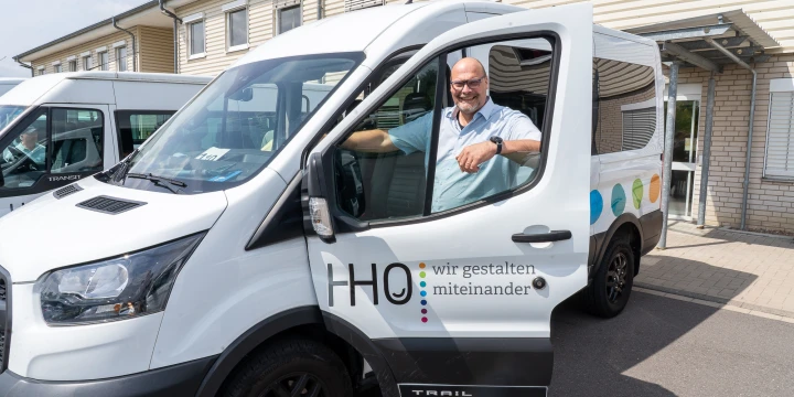 Urs H&uuml;bschmann steht an einem HHO Fahrzeug und ist bereit einzusteigen