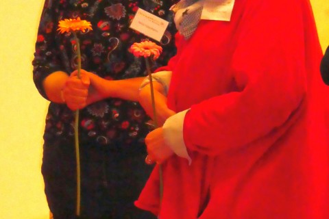Zwei Menschen mit einer Blume in der Hand.