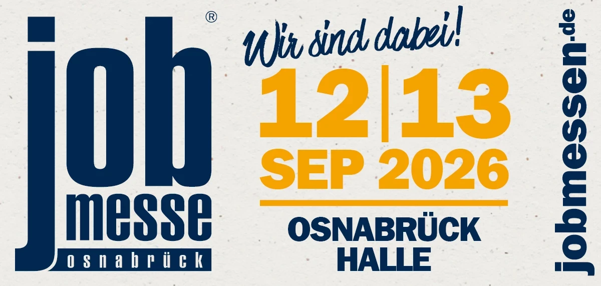 Textgrafik mit folgendem Inhalt: Links in dunkelblauer Schrift "job messe osnabr&uuml;ck" mit markantem gro&szlig;em "j". Oben rechts in schr&auml;ger blauer Schrift "Wir sind dabei!". Darunter in gro&szlig;er, gelber Schrift "12 | 13 SEP 2026". Darunter in dunkelblauer Schrift "OSNABR&Uuml;CK HALLE". Rechts vertikal in kleinerer Schrift "jobmessen.de". Hintergrund in hellem Beige.