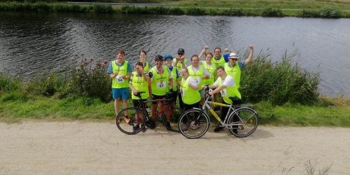 Ein Gruppenfoto der HHO Runners am Kanal, beim Kanal-Cup Triathlon.