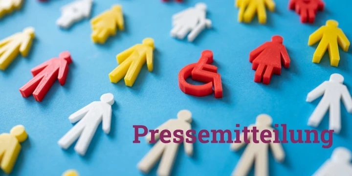 Bunte Figuren in Menschengestalt aus Kunststoff in Rot, Gelb und Wei&szlig; auf blauem Hintergrund, in der Mitte ein rotes Symbol f&uuml;r Menschen mit Behinderung. Schriftzug "Pressemitteilung" in violetter Farbe unten rechts.