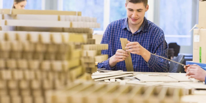 Junger Mann bei der Arbeit