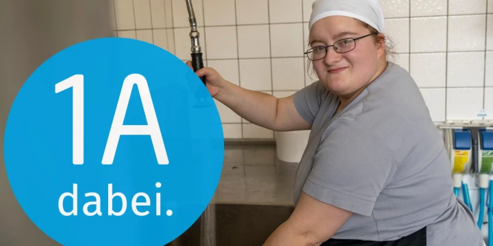 Patricia Ritter an einem Ger&auml;t, an ihrem Arbeitsplatz und das 1A Logo, ein Arbeitsmarkt f&uuml;r alle.