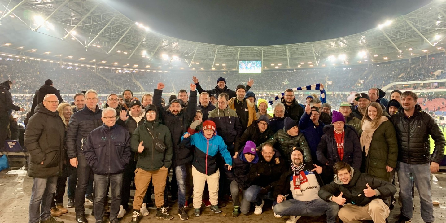 Teilnehmer der inklusiven Fanreise, im Fußballstadion von Hannover 96.