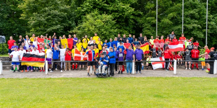 Mitwirkende beim inklusiven Fu&szlig;ballturnier.