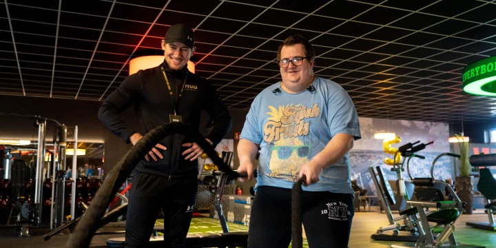 Trainer und Mitarbeiter der OSNA-Technik Bohmte an einem Fitnessger&auml;t.